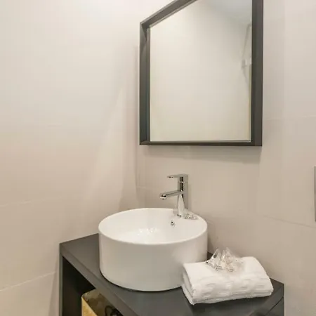 Benazken Diecisiete Apartment