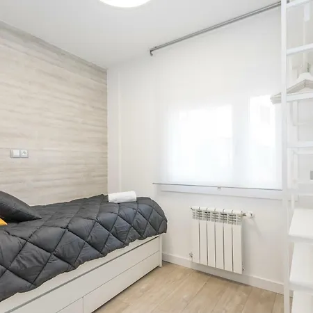 Benazken Diecisiete Apartment